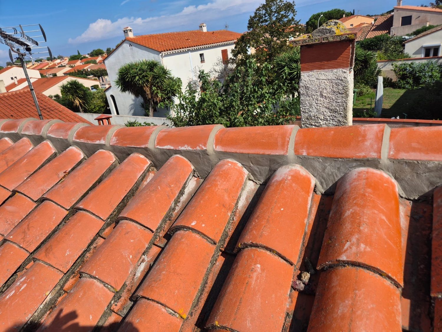 Finition d’un faîtage de toiture en tuiles à Saint-Cyprien