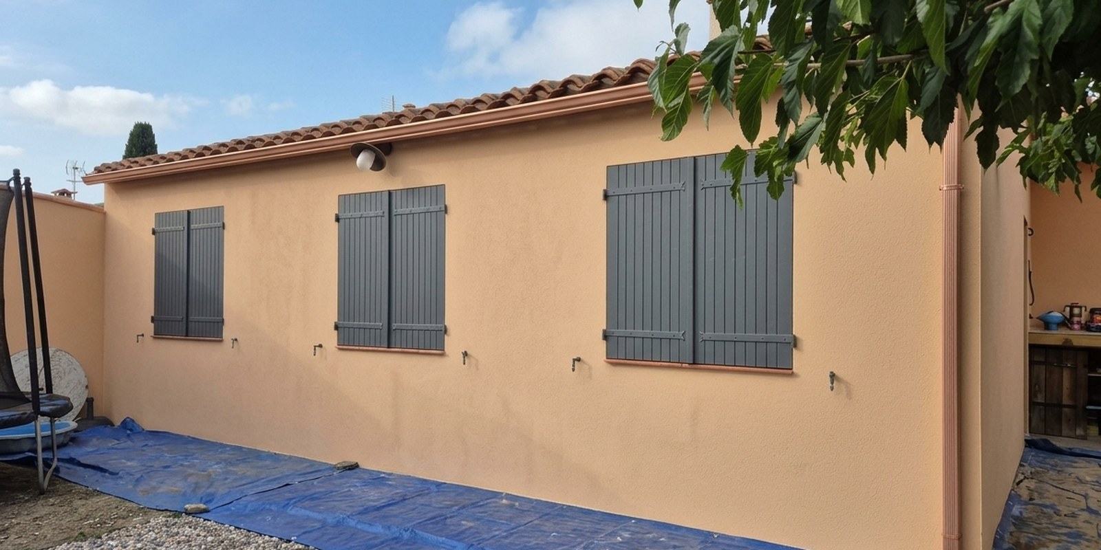 Ravalement et peinture d’une façade de maison à Saint-Cyprien