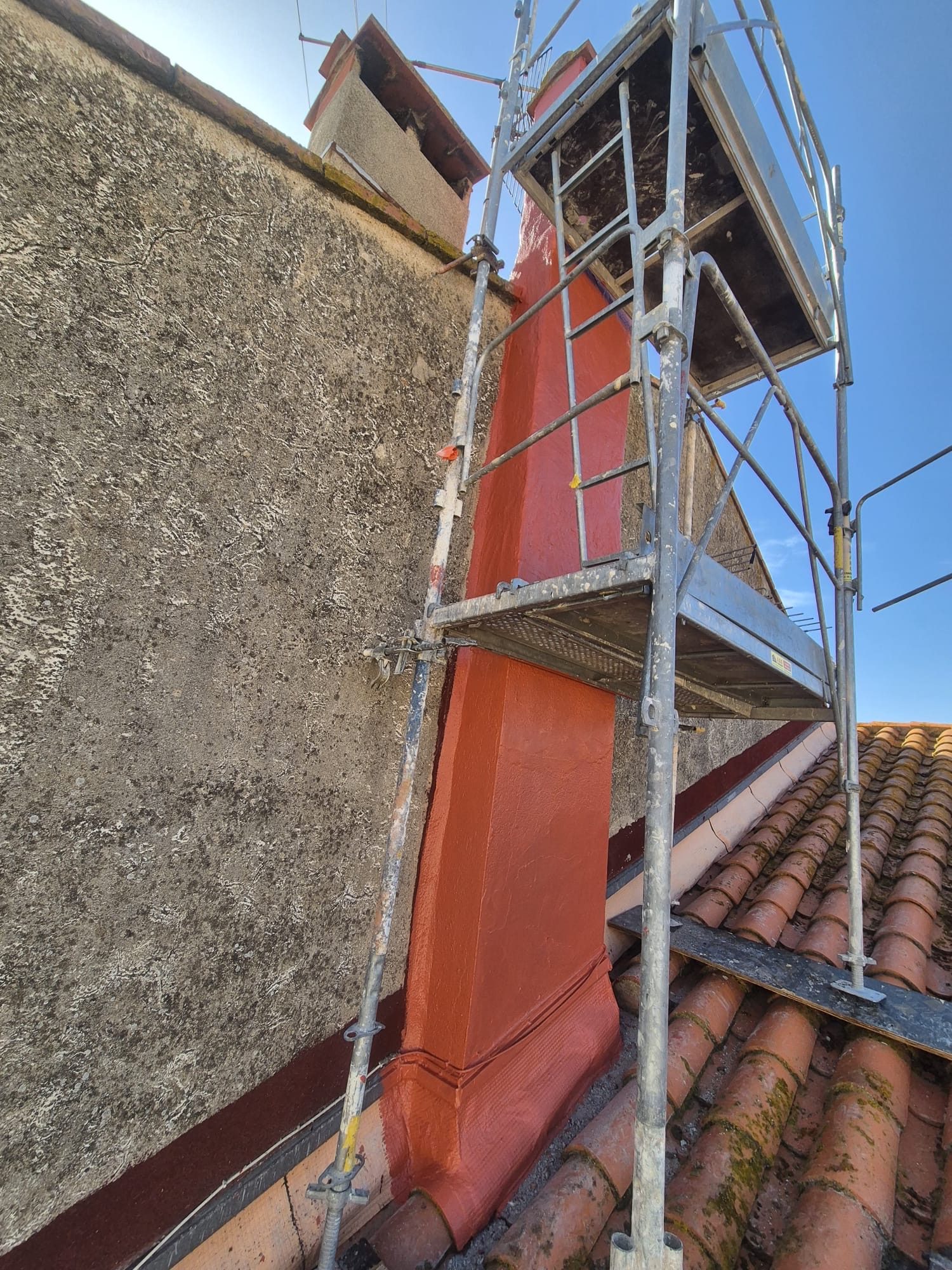 Rénovation d’une cheminée avec échafaudage à Saint-Cyprien